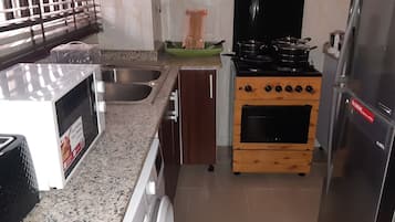 Geladeira, micro-ondas, fogão, chaleira elétrica