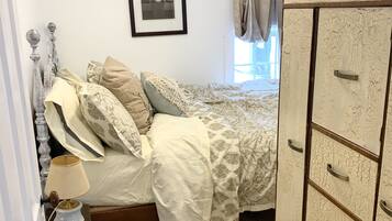 1 slaapkamer, een strijkplank/strijkijzer, wifi, beddengoed