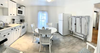 A Haven of Rest in Stately Historic Home Cozy 2nd floor Suite.