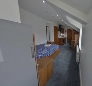 1 habitación, escritorio, tabla de planchar con plancha y wifi gratis