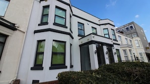 A modern building with a white facade and black window frames. - Victoria House - Deluxe Studio by CovStays (Coventry)