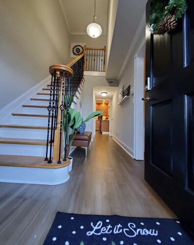 Townhome in gated community nearby a lot of attraction shopping and restaurants 