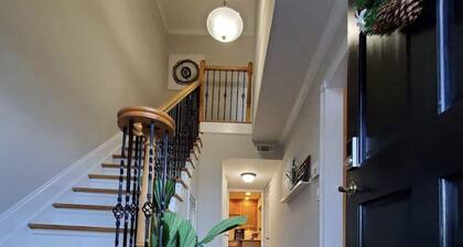 Townhome in gated community nearby a lot of attraction shopping and restaurants