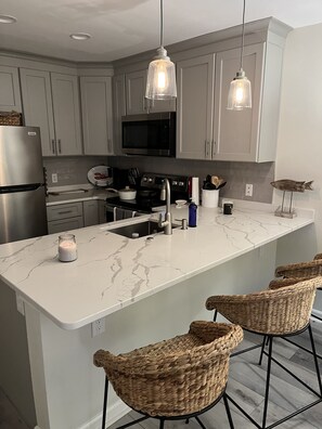 冷蔵庫、電子レンジ、オーブン、コンロ