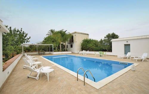 Independent villa with large private pool nestled in the Sicilian countryside