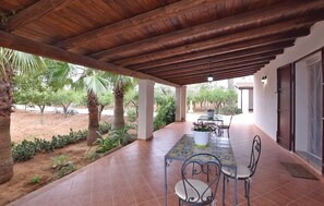 Outdoor dining - Independent villa with large private pool nestled in the Sicilian countryside (Castelvetrano)