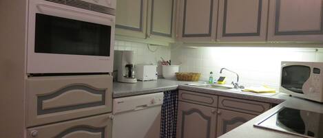 Een koelkast, een magnetron, een oven, een kookplaat