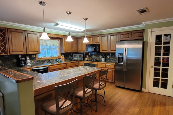 Køleskab, mikrobølgeovn, ovn, kogeplade