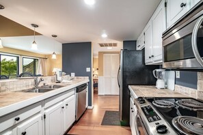 Geladeira, micro-ondas, fogão, cooktop
