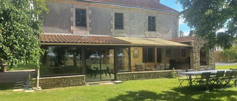 المنشأة من الخارج