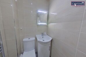 Ducha, toallas, jabón, shampoo