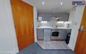 冷蔵庫、電子レンジ、オーブン、コンロ