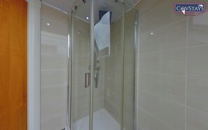 Shower, towels, soap, shampoo - Victoria House - Standard Studio by CovStays 310 (Coventry)