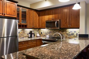 Kylskåp, mikrovågsugn, ugn och spishäll