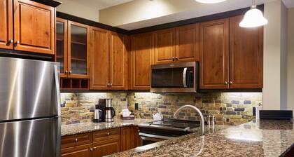 Spacious (700 sqft) 1 Bedroom/1 Bath cozy Condo /Pool & Hot tubs