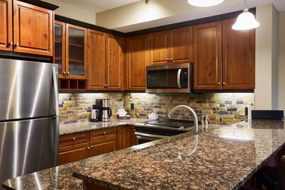 Spacious (700 sqft) 1 Bedroom/1 Bath cozy Condo /Pool & Hot tubs