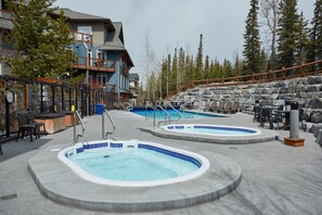 Utomhuspool och uppvärmd pool