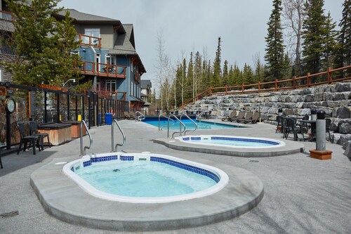 Spacious (700 sqft) 1 Bedroom/1 Bath cozy Condo /Pool & Hot tubs