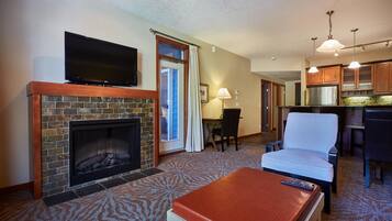 Smart TV, fireplace, DVD player, stereo