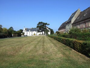 Property grounds - Bright apartment with garden - Omaha Beach (Commes)