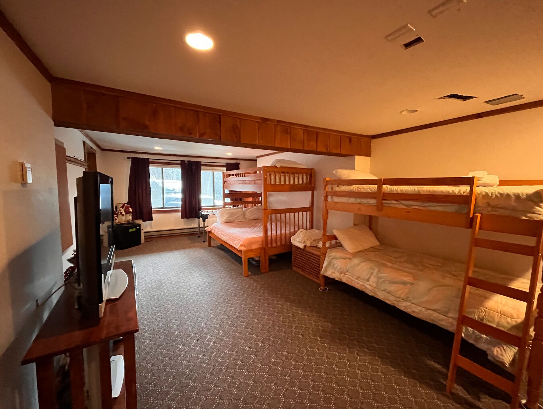3 bedrooms, WiFi (free), bed sheets