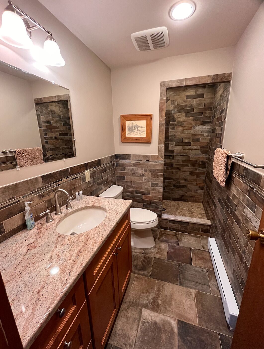 Combined shower/tub, hair dryer, towels