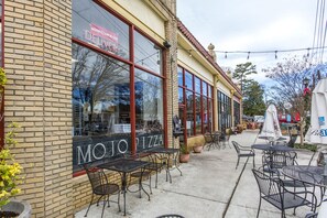 Outdoor dining - Artfully designed bungalow (Decatur)