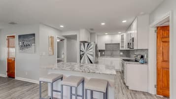 Réfrigérateur, four à micro-ondes, un four, surface de cuisson