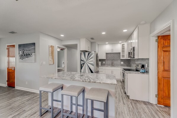 Jääkaappi, mikroaaltouuni, uuni, liesi