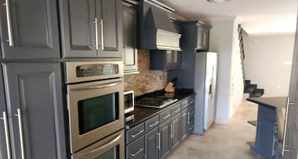 Modern 3 Bedroom Townhouse Close to the beach