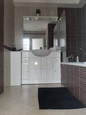 Baignoire, serviettes fournies, savon, papier toilette