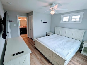 4 bedrooms, desk, WiFi