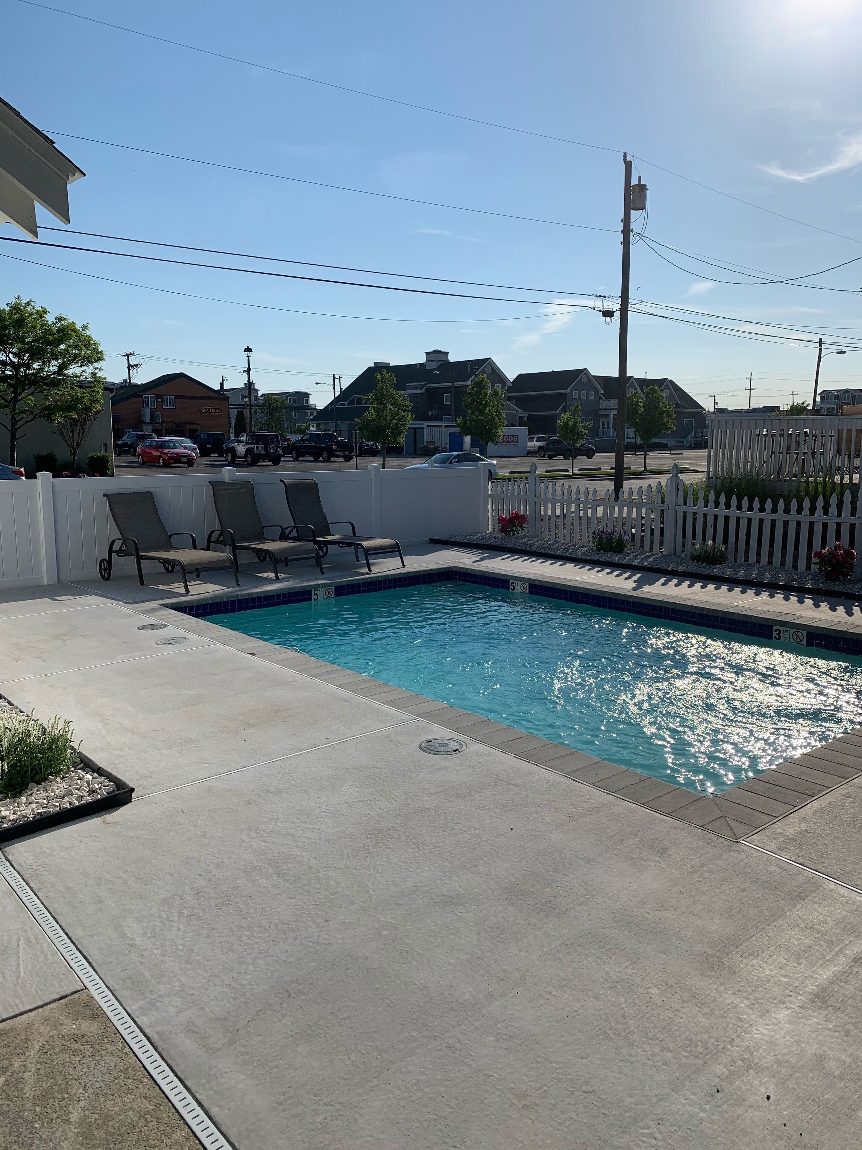 Ocean Breeze Retreat - 5 Bedroom / 2 Bath, HEATED POOL, Steps from downtown