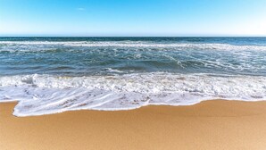 Une plage où les vagues déferlent sur le rivage.