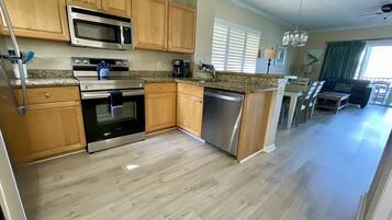 Kühlschrank, Mikrowelle, Ofen, Geschirrspüler