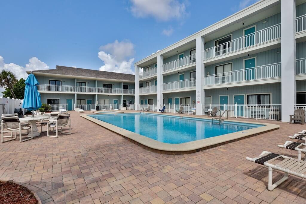 Un hôtel doté d’une piscine, d’un espace extérieur aménagé et de plusieurs balcons.