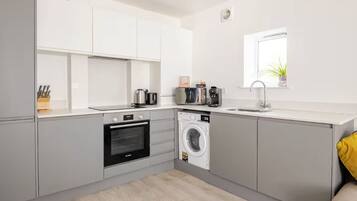 Réfrigérateur, four, lave-vaisselle, bouilloire électrique