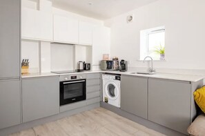 Een koelkast, een oven, een vaatwasser, een waterkoker