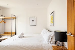2 slaapkamers, een bureau, een strijkplank/strijkijzer, wifi
