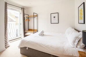 2 slaapkamers, een bureau, een strijkplank/strijkijzer, wifi