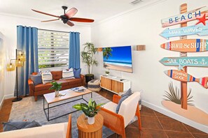 Een smart-tv, een dvd-speler, boeken en een filmbibliotheek