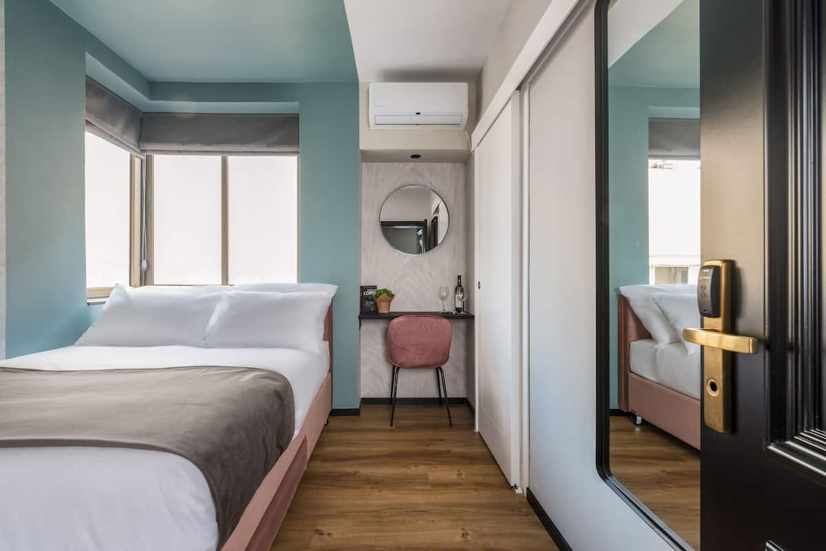 Economy Single Room | Peti besi dalam bilik, langsir/tirai gelap terus