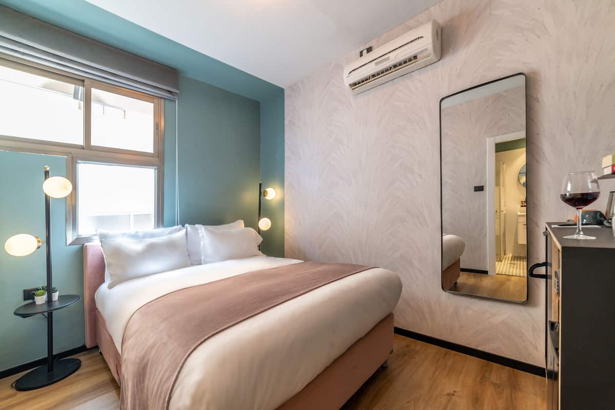 Economy Double Room | Peti besi dalam bilik, langsir/tirai gelap terus