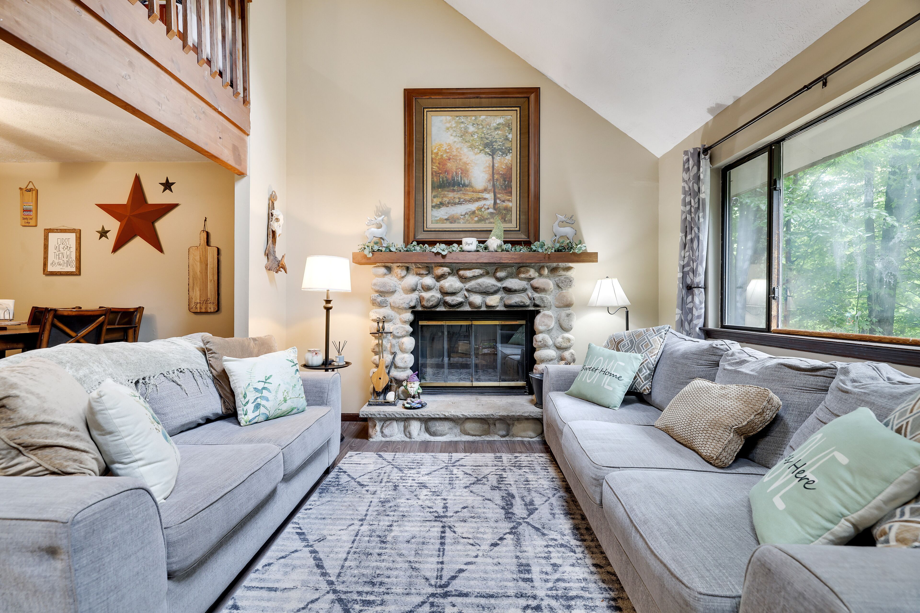 スマートテレビ、暖炉、DVD プレーヤー、テーブルサッカー台