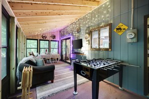 TV connectée, cheminée, lecteur de DVD, baby-foot