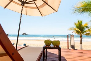 Ubicación cercana a la playa, tumbonas y toallas de playa