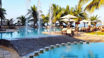 Piscine couverte, piscine extérieure