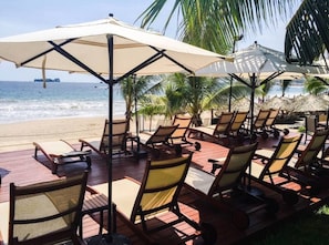 Playa en los alrededores, camastros y toallas de playa 