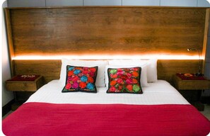 Escritorio, tabla de planchar con plancha, wifi gratis y ropa de cama
