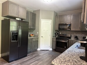 Refrigerador, microondas, horno y parrilla de estufa 